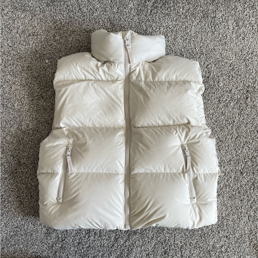 ARITIZA TNA mega puff matte Pearl vest